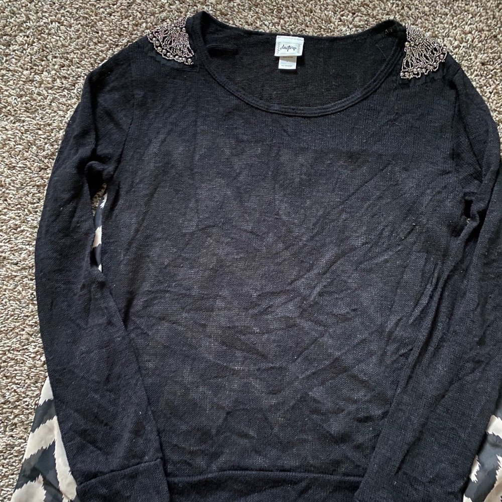 Daytrip high low blouse w/ shoulder embellishment